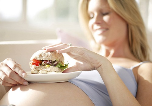 Một trong những dấu hiệu sinh con trai, mẹ bầu ăn nhiều calo trong thời kỳ thụ thai